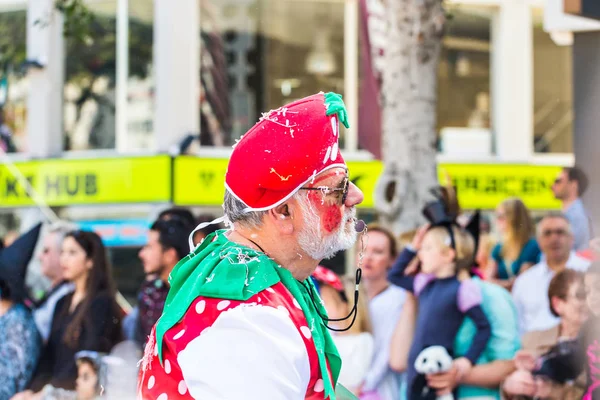 塞浦路斯利马索尔，-2 月 26 日︰ 盛大的狂欢节游行-所有年龄、 性别和国籍在五颜六色的服装，在街头狂欢节，2017 年 2 月 26 日在利马索尔的身份不明的人 — 图库照片
