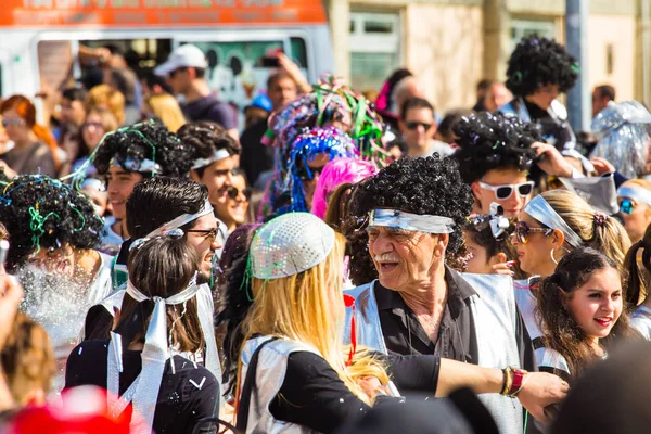 LIMASSOL, CYPRUS - FEVEREIRO 26: Grand Carnival Parade - um povo não identificado de todas as idades, sexo e nacionalidade em trajes coloridos durante o carnaval de rua, 26 de fevereiro de 2017 em Limassol — Fotografia de Stock