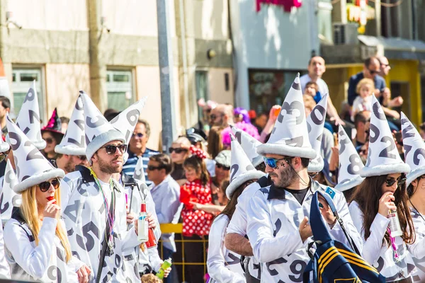 塞浦路斯利马索尔，-2 月 26 日︰ 盛大的狂欢节游行-所有年龄、 性别和国籍在五颜六色的服装，在街头狂欢节，2017 年 2 月 26 日在利马索尔的身份不明的人 — 图库照片