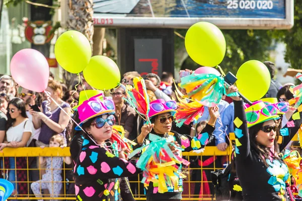 Limassol, Cypern - 26 februari: Grand Carnival Parade - en oidentifierade personer i alla åldrar, kön och nationalitet i färgglada dräkter under gatan karnevalen, 26 februari 2017 i Limassol — Stockfoto