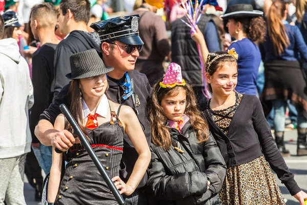 リマソール、キプロス - 2 月 26 日: グランド カーニバル パレード - すべての年齢、性別、国籍ストリート カーニバル、2017 年 2 月 26 日リマソールの中にカラフルな衣装での正体不明の人 — ストック写真