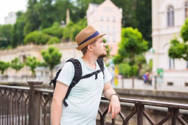 sırt çantası ile seyahat mutlu bir genç adam portresi