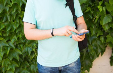 Akıllı cep telefonu kullanan bir adama yaklaş