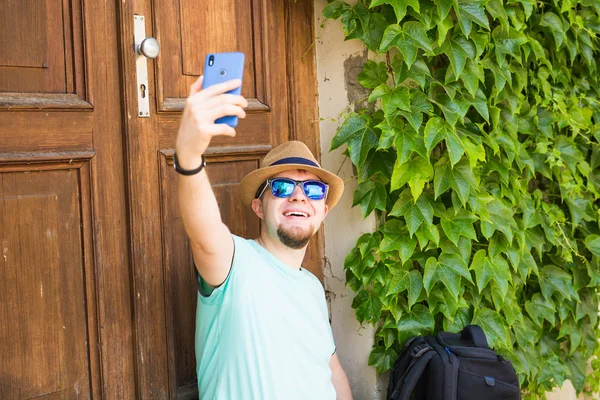 Yakışıklı adam bir selfie açık - beyaz insan - doğa, insan, yaşam tarzı ve teknoloji kavramı alıyor. — Stok fotoğraf