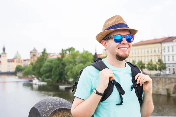 Retrato de un joven feliz viajando con mochila — Foto de Stock