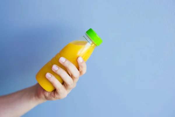 Close-up van vrouwelijke hand hebt van een fles met SAP — Stockfoto