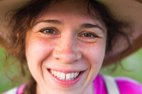 Close-up van portret op leuke grappige lachen of verrast vrouw met sproeten in hoed — Stockfoto