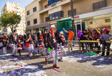 Limassol, Kıbrıs - 26 Şubat: Büyük karnaval geçit töreni - kimliği belirsiz bir kişi her yaş, cinsiyet ve milliyet sokak Karnavalı, 26 Şubat 2017 Limasol'da sırasında renkli kostümleri