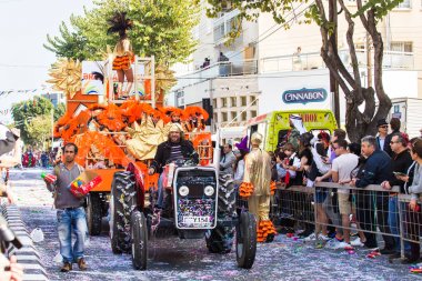 Limassol, Kıbrıs - 26 Şubat: Tanımlanamayan karnaval katılımcılar Mart ayında Kıbrıs karnaval geçit üzerinde 26 Şubat 2017 Limassol, Kıbrıs