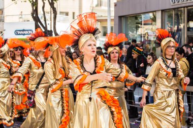 Limassol, Kıbrıs - 26 Şubat: Büyük karnaval geçit töreni - kimliği belirsiz bir kişi her yaş, cinsiyet ve milliyet sokak Karnavalı, 26 Şubat 2017 Limasol'da sırasında renkli kostümleri