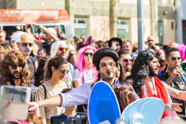 Limassol, Kıbrıs - 26 Şubat: Büyük karnaval geçit töreni - kimliği belirsiz bir kişi her yaş, cinsiyet ve milliyet sokak Karnavalı, 26 Şubat 2017 Limasol'da sırasında renkli kostümleri