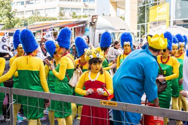 Limassol, Kıbrıs - 26 Şubat: Tanımlanamayan karnaval katılımcılar Mart ayında Kıbrıs karnaval geçit üzerinde 26 Şubat 2017 Limassol, Kıbrıs