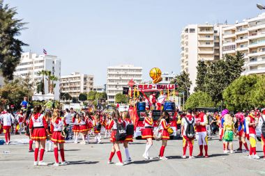 Limassol, Kıbrıs - 26 Şubat: Tanımlanamayan karnaval katılımcılar Mart ayında Kıbrıs karnaval geçit üzerinde 26 Şubat 2017 Limassol, Kıbrıs