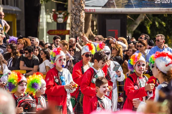 Limassol, Cyprus - 26 februari: Unidentified carnaval deelnemers maart in Cyprus Carnival Parade op 26 februari 2017 in Limassol, Cyprus — Stockfoto