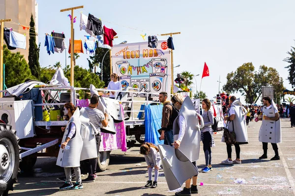 Limassol, Cypern - 26 februari: Oidentifierade Carnival deltagare mars i Cypern Carnival Parade på 26 februari 2017 i Limassol, Cypern — Stockfoto