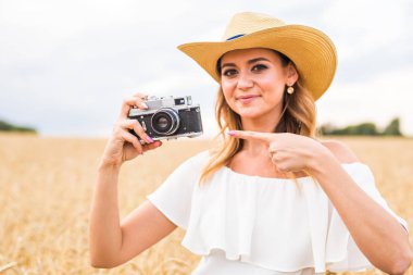 retro fotoğrafçı eski fotoğraf makinesi kullanma