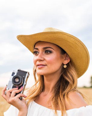 retro fotoğrafçı eski fotoğraf makinesi kullanma