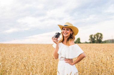 kadın holding retro kamera