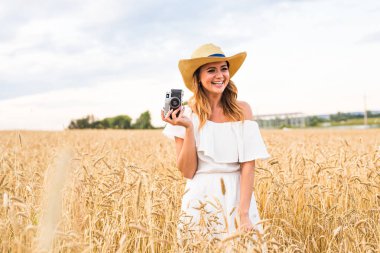 retro fotoğrafçı eski fotoğraf makinesi kullanma