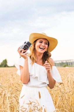 kadın holding retro kamera