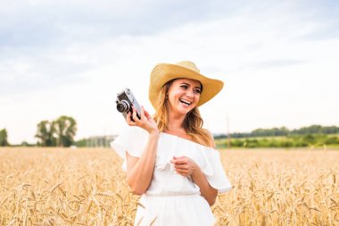 kadın holding retro kamera