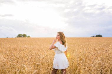 Sessiz, sır ve güven kavramı. Kadın el ile doğa sessizlik işareti sembolü.