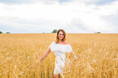 Tarlada güzel bir kadın