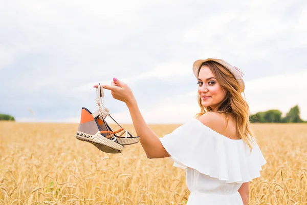 Jonge vrouw met een schoen - verkoop, consumentisme en mensen concept — Stockfoto