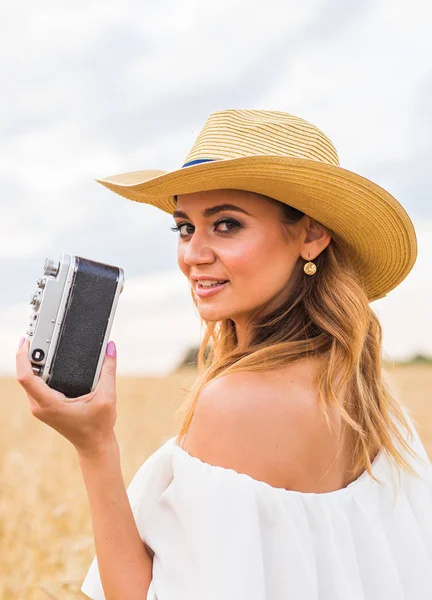 Retrato de una bonita joven tomando fotografías con cámara retro vintage —  Fotos de Stock