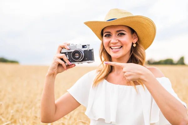 Vrouw bedrijf retro camera — Stockfoto