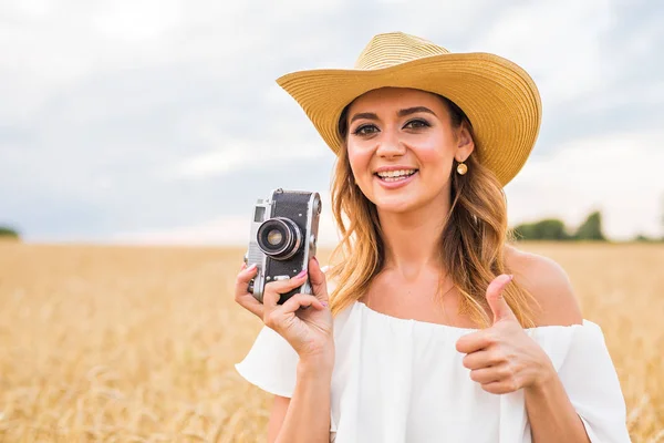 Hezká dívka s vintage camera venku — Stock fotografie