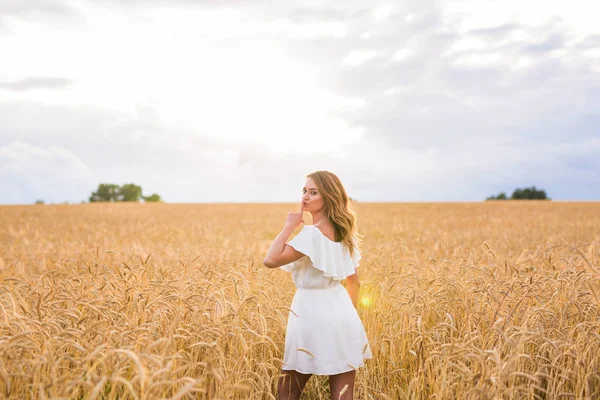 Sessiz, sır ve güven kavramı. Kadın el ile doğa sessizlik işareti sembolü.