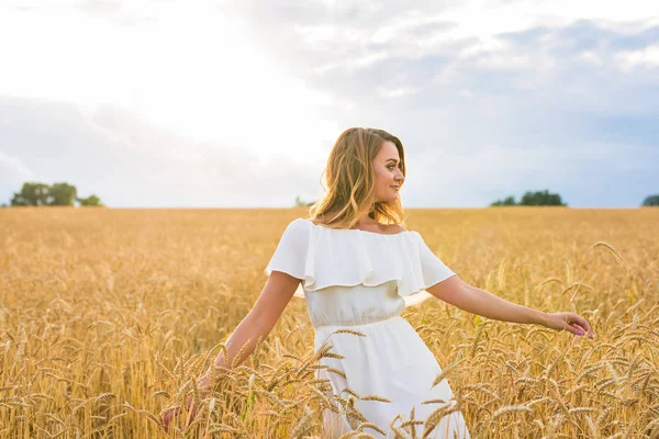 Felicidad, naturaleza, verano, otoño, vacaciones y el concepto de la gente - mujer joven en el campo . — Foto de Stock