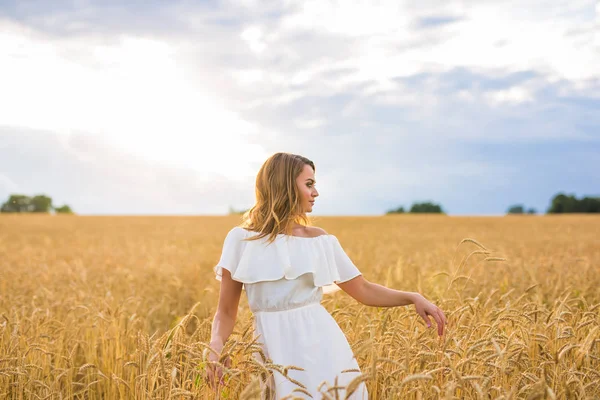 Felicidad, naturaleza, verano, otoño, vacaciones y el concepto de la gente - mujer joven en el campo . —  Fotos de Stock