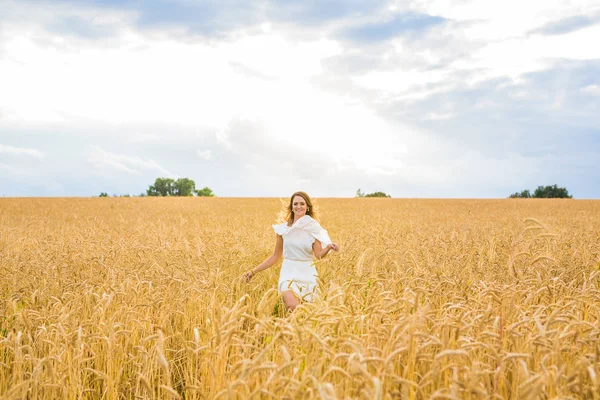 Mulher bonita em um campo — Fotografia de Stock