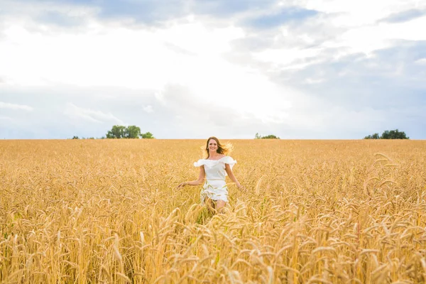 mutluluk, doğa, yaz, Sonbahar, tatil ve insanlar kavramı - alanında genç kadın.