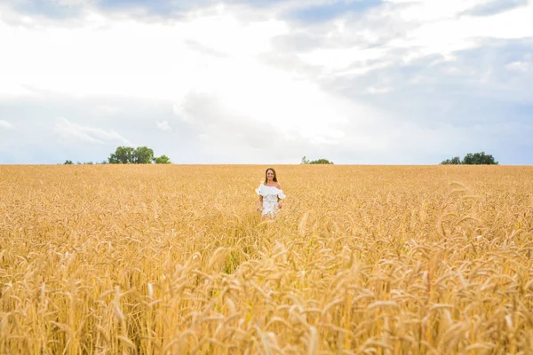 Felicidad, naturaleza, verano, otoño, vacaciones y el concepto de la gente - mujer joven en el campo . — Foto de Stock