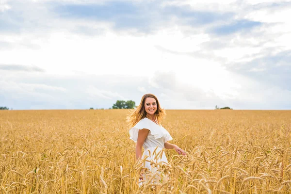 Mulher bonita em um campo — Fotografia de Stock