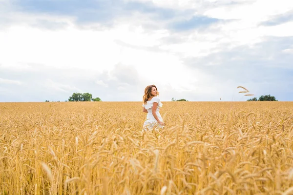 Felicidad, naturaleza, verano, otoño, vacaciones y el concepto de la gente - mujer joven en el campo . —  Fotos de Stock