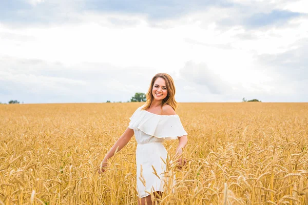 Felicidad, naturaleza, verano, otoño, vacaciones y el concepto de la gente - mujer joven en el campo . —  Fotos de Stock