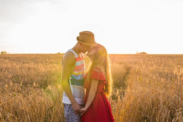 Elegante y moderna pareja besándose en el campo — Foto de Stock
