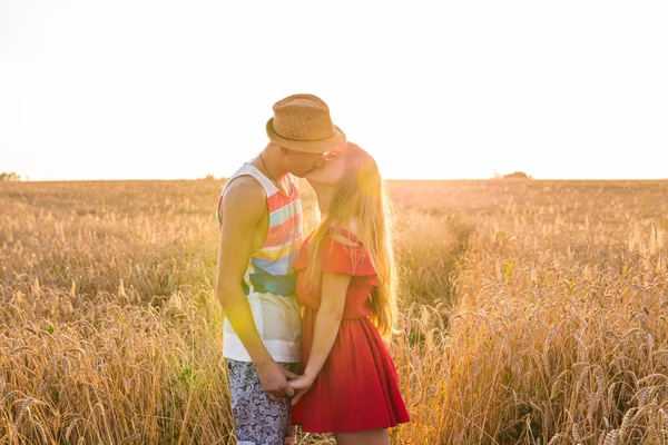 Jovem casal amor beijando no campo à luz do sol — Fotografia de Stock