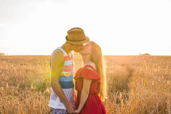 Couple élégant et moderne embrasser dans le domaine — Photo
