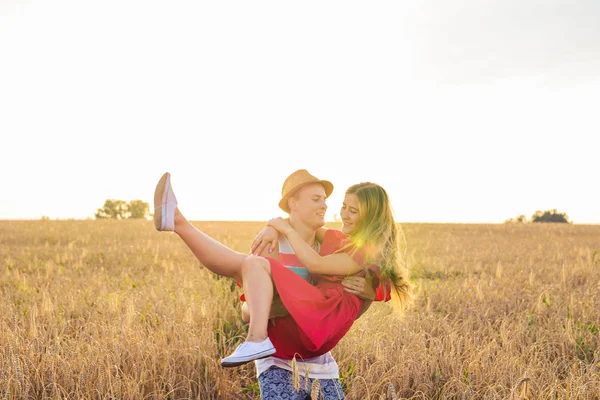 Lyckliga unga älskande paret ha roligt utomhus sommartid — Stockfoto