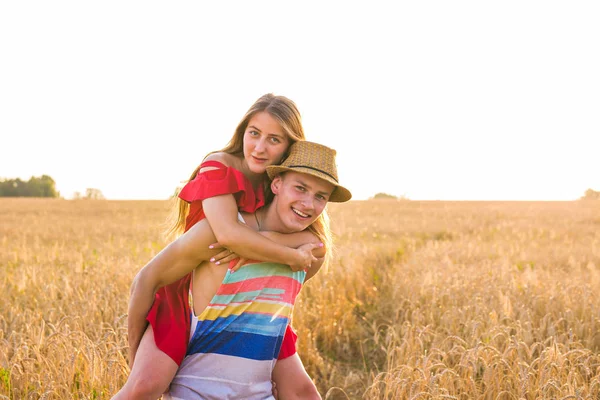 Jovens felizes casal amoroso se divertindo ao ar livre no verão — Fotografia de Stock