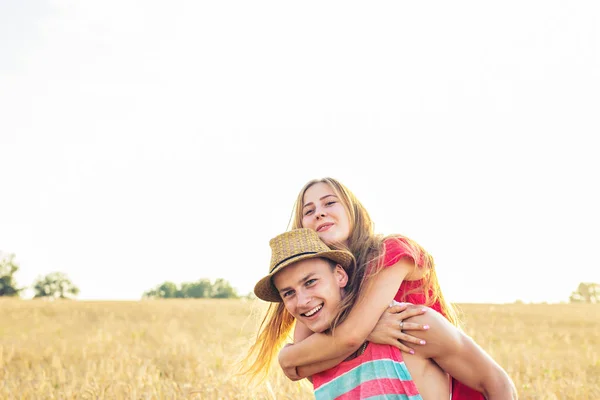 Šťastný mladý milující pár baví venkovní v létě — Stock fotografie