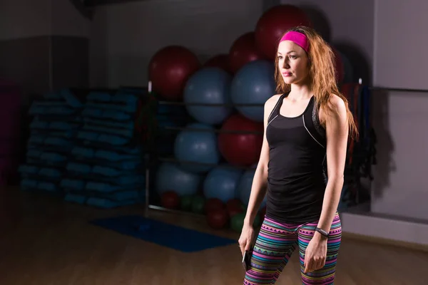 Fiatal nő, a tornaterem található fitness tracker — Stock Fotó