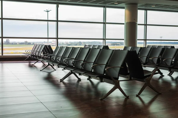 Tomt flygplatsterminalområde med stolar. — Stockfoto