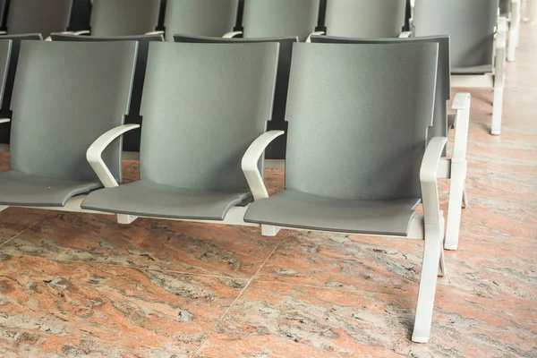 Salon contemporain avec des sièges à l'aéroport — Photo