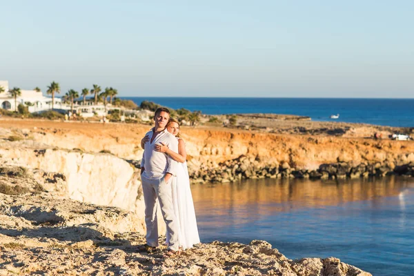 Bella sposa splendida ed elegante sposo su rocce, sullo sfondo di un mare, cerimonia nuziale su Cipro — Foto Stock